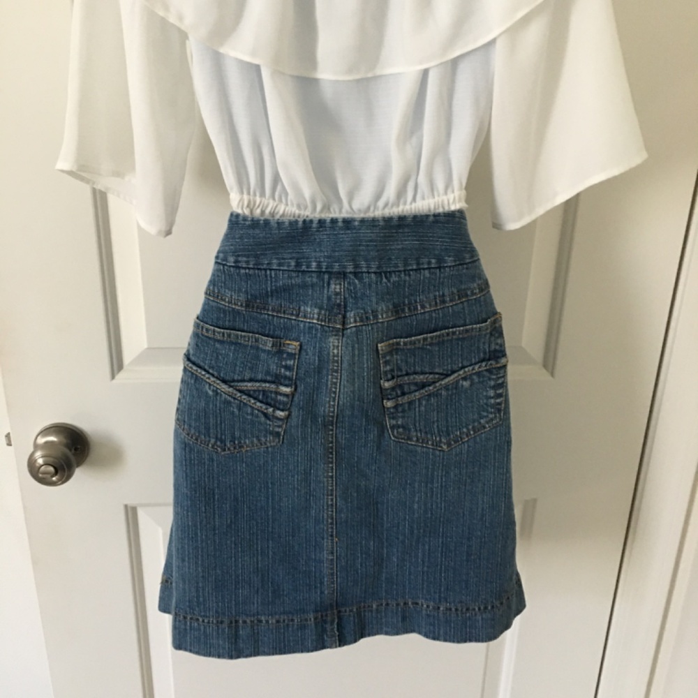 Ann Taylor LOFT Blue Denim Mini Skirt with pockets front and back. size 4 - Picture 4 of 7